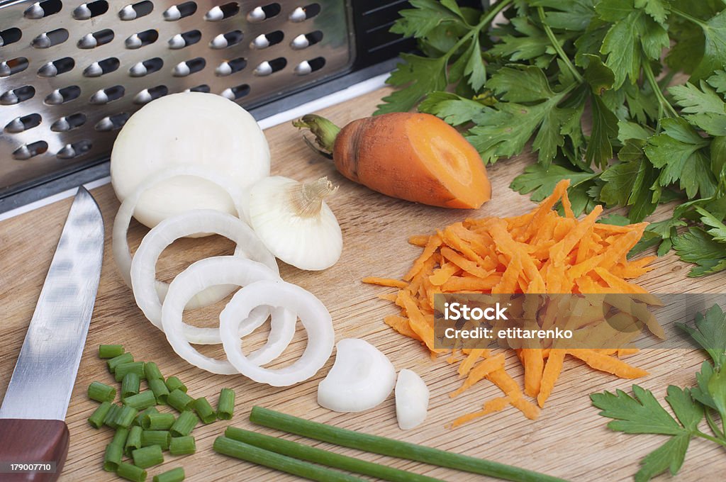 Râper carotte avec des colis et oignon sur la planche à repasser - Photo de Agriculture libre de droits