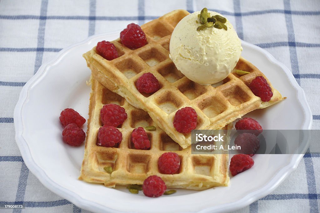 waffles belgas con helado y bayas - Foto de stock de Gofre Belga libre de derechos