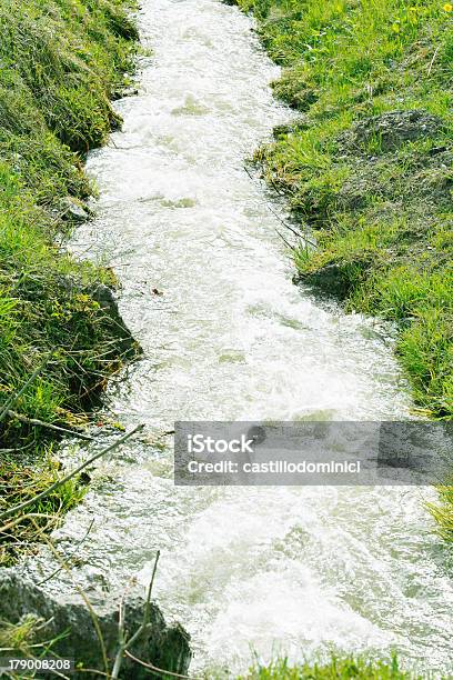 Wodospad W Zielony Natura - zdjęcia stockowe i więcej obrazów Bez ludzi - Bez ludzi, Chlapać, Ciek wodny