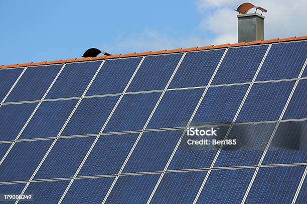 Foto de Painéis Solares e mais fotos de stock de Azul - Azul, Céu - Fenômeno natural, Céu Claro