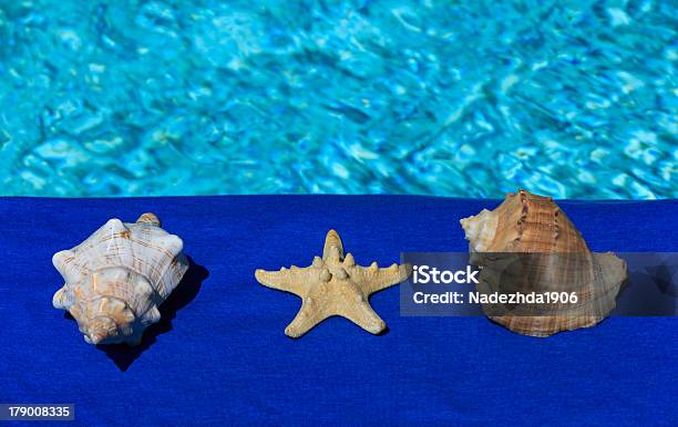 Foto de Conceito De Férias De Verão À Beira Da Piscina e mais fotos de stock de Ao Lado de Piscina - Ao Lado de Piscina, Azul, Azul Turquesa