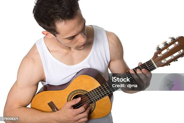 Joven Tocando La Guitarra Foto de stock y más banco de imágenes de A la moda - A la moda, Actuación - Representación, Adulto