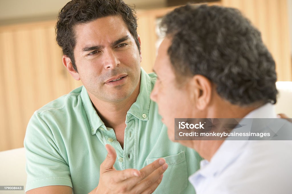 Dois homens na sala de estar discutir - Royalty-free Discutir Foto de stock