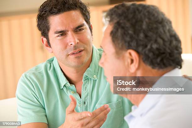 Dois Homens Na Sala De Estar Discutir - Fotografias de stock e mais imagens de Discutir - Discutir, Filho, Pai