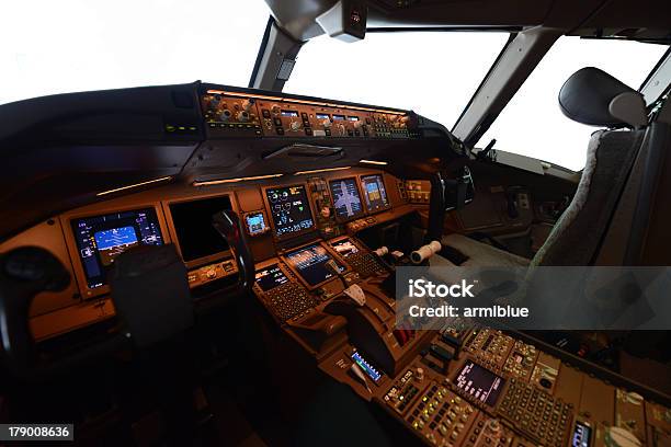 Pilota Cabina Di Pilotaggio - Fotografie stock e altre immagini di Aereo di linea - Aereo di linea, Aeroplano, Aeroporto