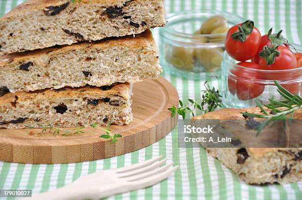 Photo libre de droit de Fougasse Avec Des Tomates Et Des Herbes banque d'images et plus d'images libres de droit de Aliment - Aliment, Assiette, Cuisson au four