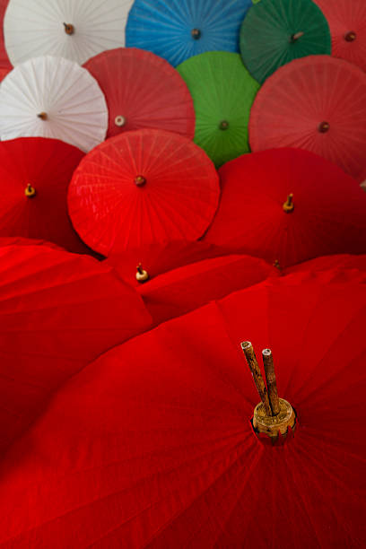 のカラフルな傘のクローズアップ。 - parasol umbrella asian ethnicity asian culture ストックフォトと画像
