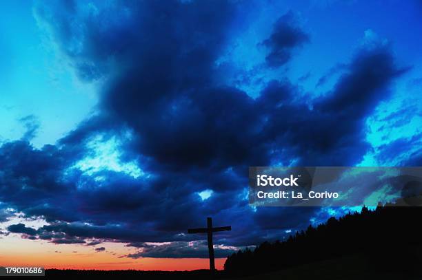 Cross On The Hill Dramático Pôr Do Sol - Fotografias de stock e mais imagens de Ajardinado - Ajardinado, Ao Ar Livre, Azul