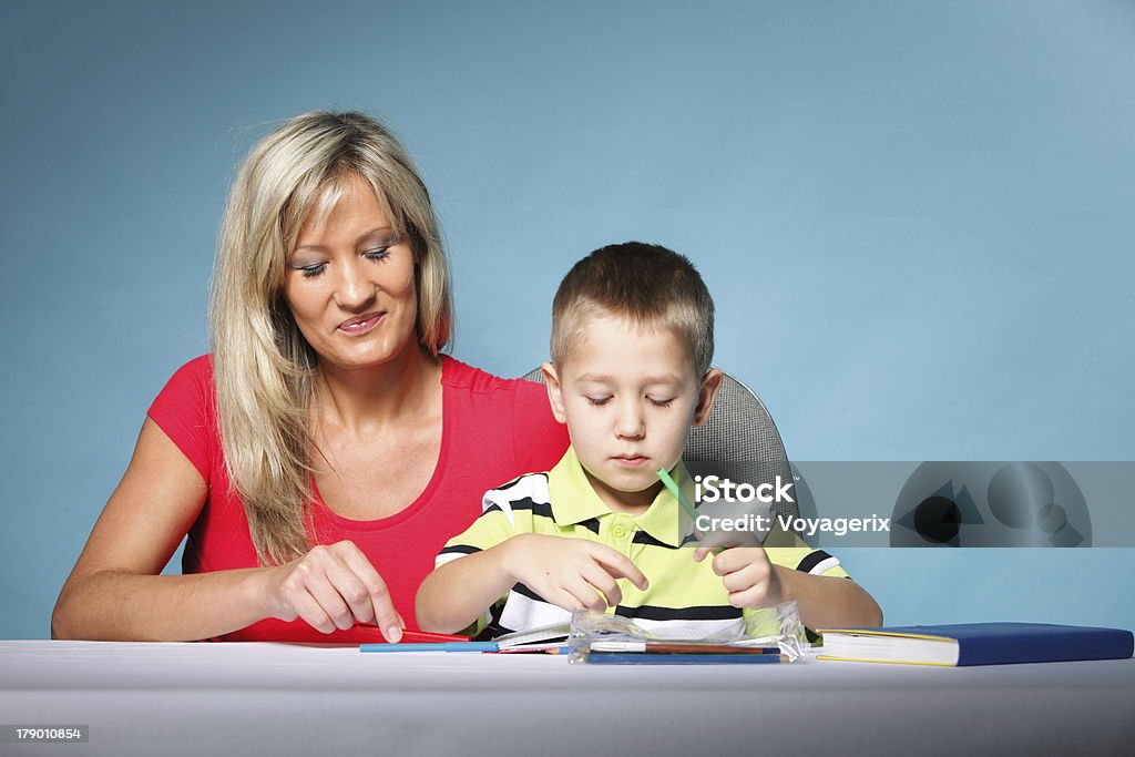 Madre e hijo dibujo juntos - Foto de stock de 4-5 años libre de derechos