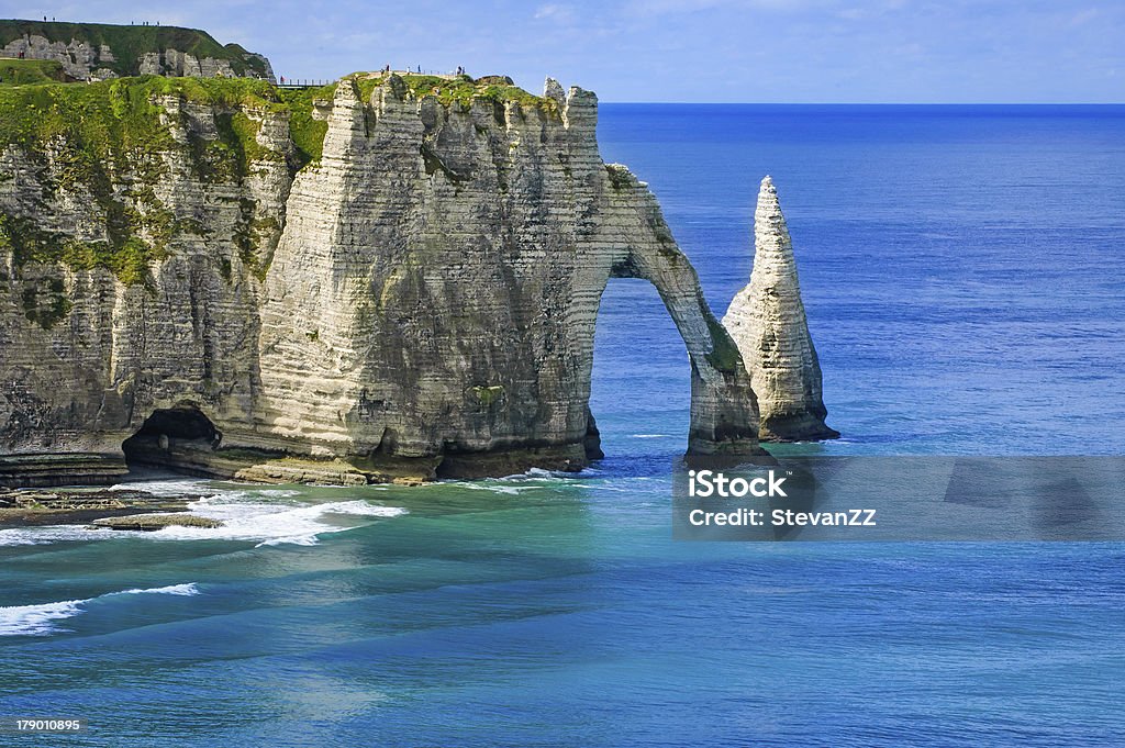 Etretat Aval 崖と石のランドマーク的存在です。 ノルマンディ、フランス製です。 - エトルタのロイヤリティフリーストックフォト