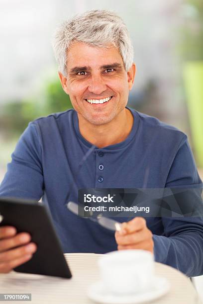 Szczęśliwa Średnim Wieku Człowiek Z Komputera Typu Tablet - zdjęcia stockowe i więcej obrazów 50-59 lat
