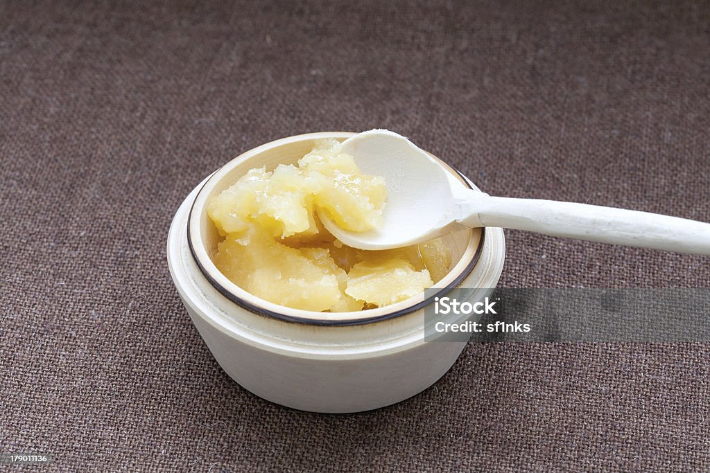 Vaso di miele e un cucchiaio di legno su una tela - Foto stock royalty-free di Bastone