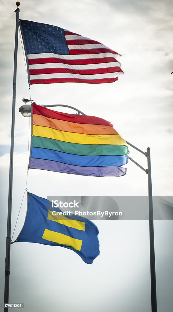 Liberdade Flags-Gay bandeira arco-íris, Americana e a igualdade de direitos - Foto de stock de Amarelo royalty-free