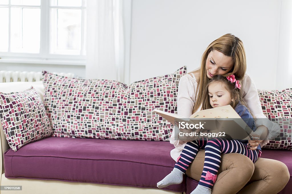 Mère et fille de lecture à la chambre - Photo de Adulte libre de droits