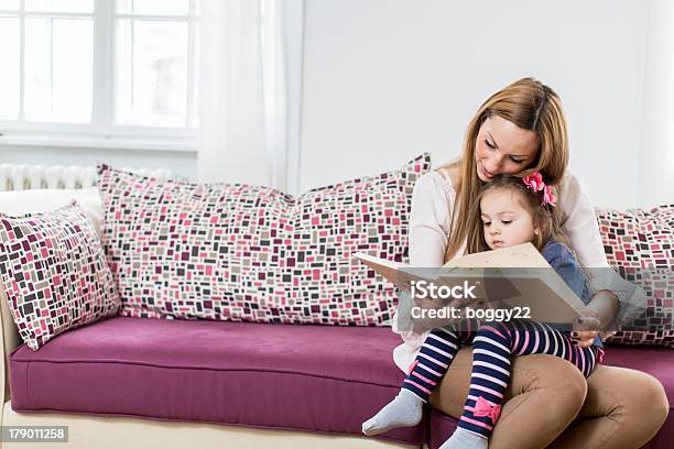 Photo libre de droit de Mère Et Fille De Lecture À La Chambre banque d'images et plus d'images libres de droit de Adulte - Adulte, Assis, Beauté