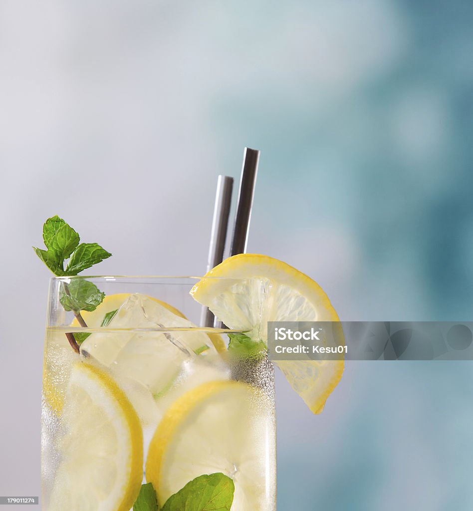 Koktajl z lodu, cytryny i plasterek - Zbiór zdjęć royalty-free (Alkohol - napój)