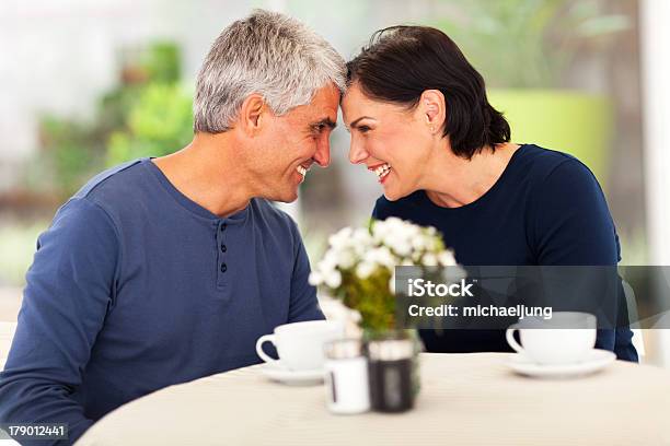 Foto De Una Pareja Madura Foto de stock y más banco de imágenes de 50-59 años - 50-59 años, Acogedor, Adulto