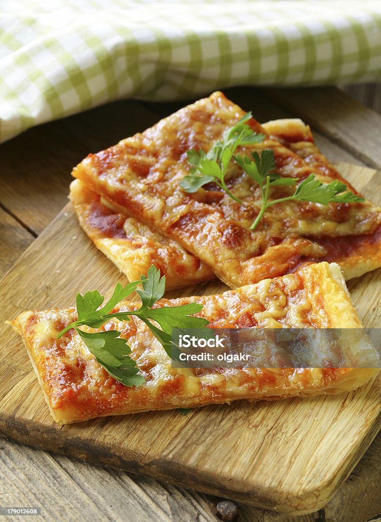 Pizzas de masa de hojaldre con salsa de tomate y perejil - Foto de stock de Al horno libre de derechos