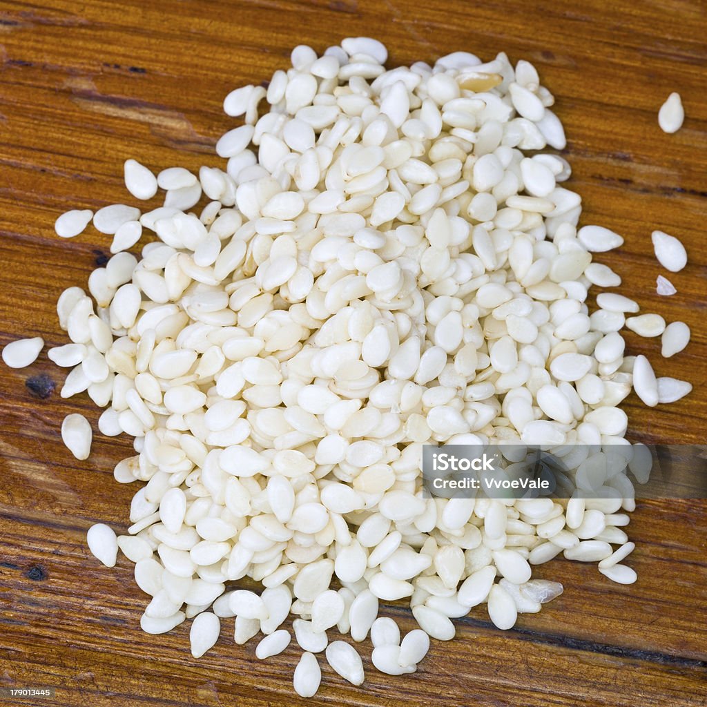 Mucchio di semi di sesamo - Foto stock royalty-free di Ambientazione interna