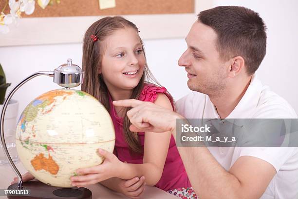 La Educación Foto de stock y más banco de imágenes de Adulto - Adulto, Aprender, Ayuda