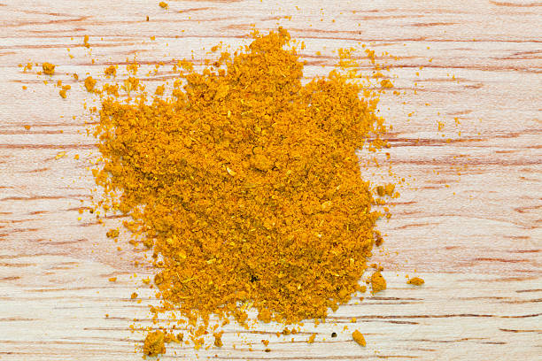 curry powder pinch - directly above macro pepper black peppercorn stock-fotos und bilder
