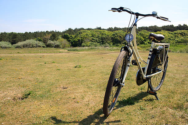 Bicicletta in piedi in campo - foto stock