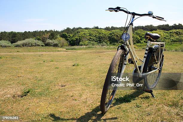 フィールドの自転車スタンド - サイクリングのストックフォトや画像を多数ご用意 - サイクリング, スポーツ, 交通輸送