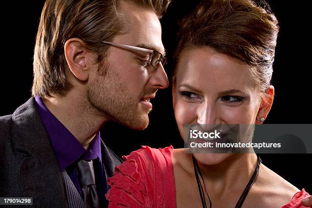 Charmante Dating Paar Flüstern Geheimnisse Jeder Anderen Romantischen Stockfoto und mehr Bilder von Flüstern