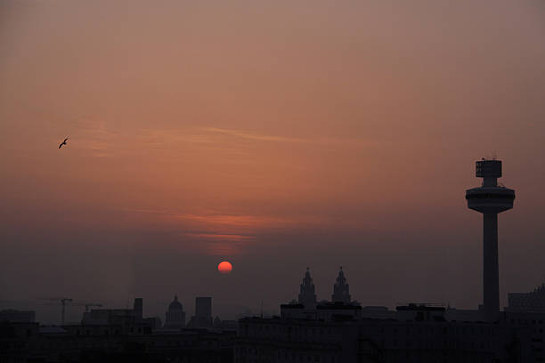 Liverpool Skyline pôr do sol - fotografia de stock