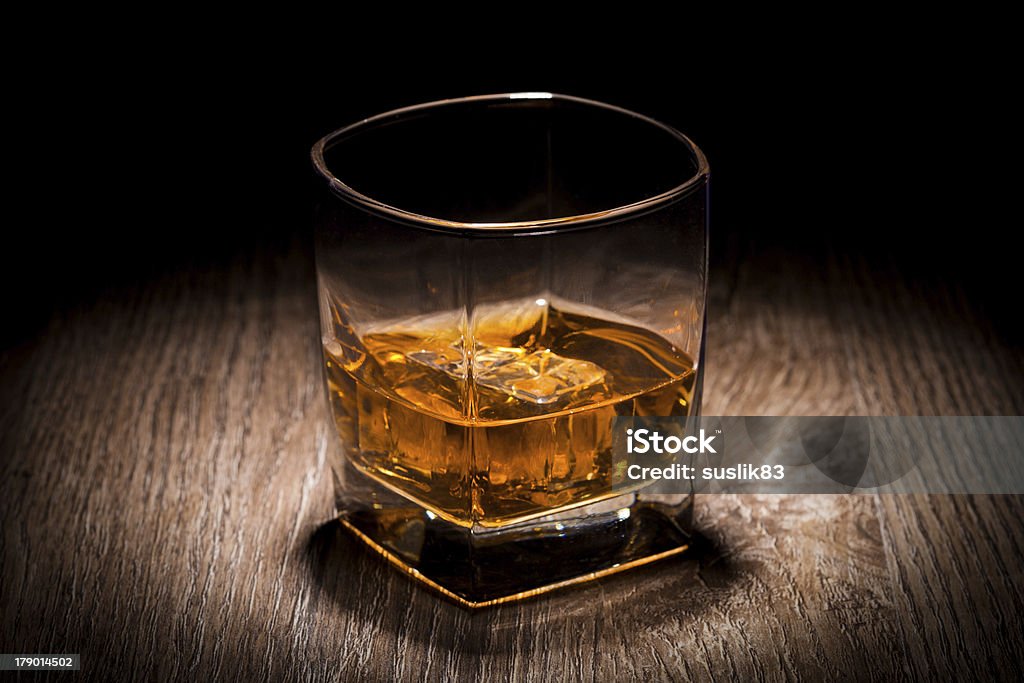 Whisky w szklanych - Zbiór zdjęć royalty-free (Alkohol - napój)