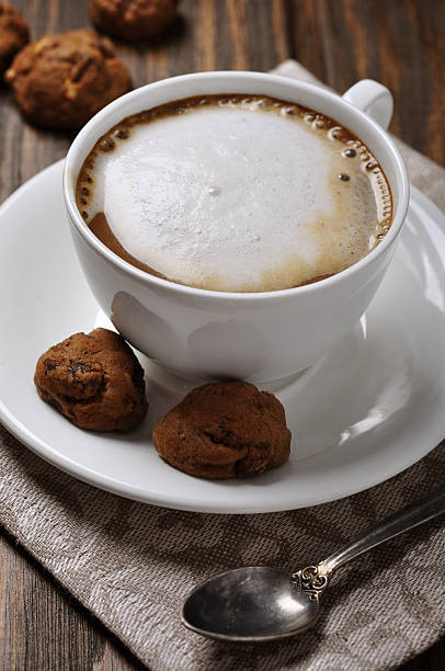 xícara de café com biscoitos - biscotti coffee cappuccino latté imagens e fotografias de stock