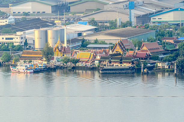 istock Community and temple at the Chao Phraya River 179014725