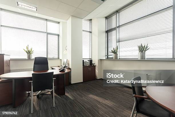 Büro Stockfoto und mehr Bilder von Arbeitsstätten - Arbeitsstätten, Bank, Breit