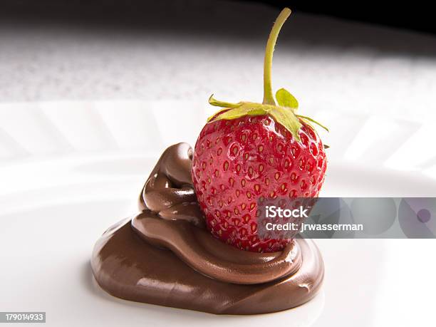 Erdbeeren Und Schokoladeup Close Stockfoto und mehr Bilder von Fondant - Fondant, In Schokolade getaucht, Backen
