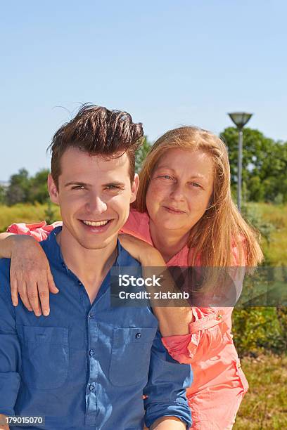 Foto de Família Feliz e mais fotos de stock de 20-24 Anos - 20-24 Anos, Abraçar, Adulto