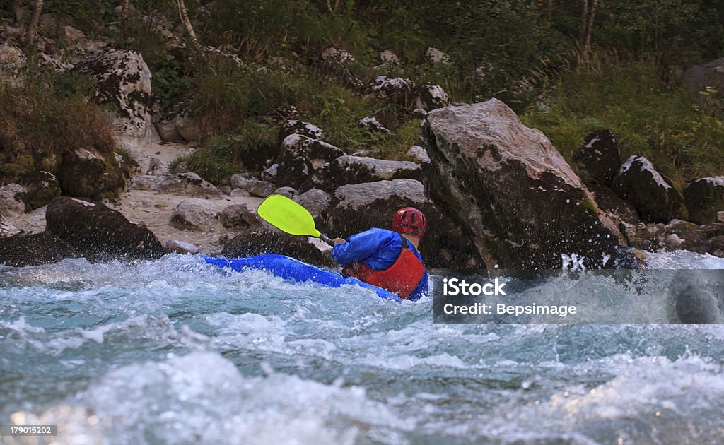 카약을 소카 강, 슬로베니아 - 로열티 프리 급류-강 스톡 사진