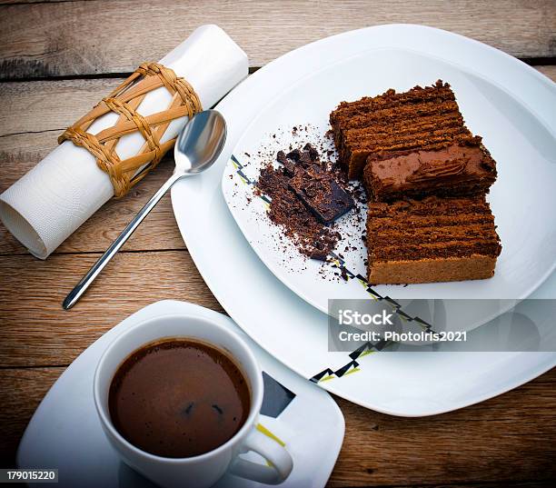 Foto de Bolo De Chocolate E Xícara De Café e mais fotos de stock de Alimentação Não-saudável - Alimentação Não-saudável, Assado no Forno, Bebida