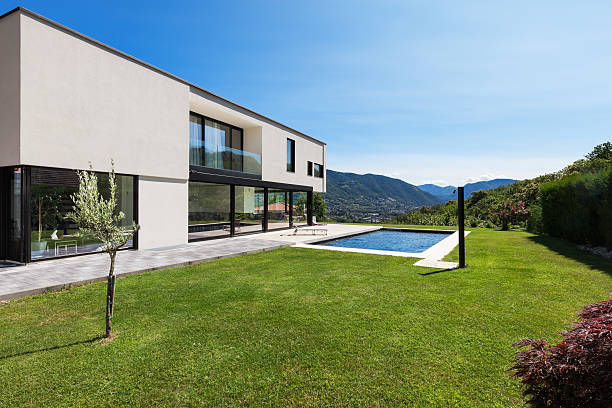 istock Modern villa with lawn and pool 179015679