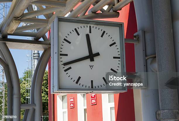 Stazione Ferroviaria - Fotografie stock e altre immagini di Architettura - Architettura, Asta - Oggetto creato dall'uomo, Calcestruzzo
