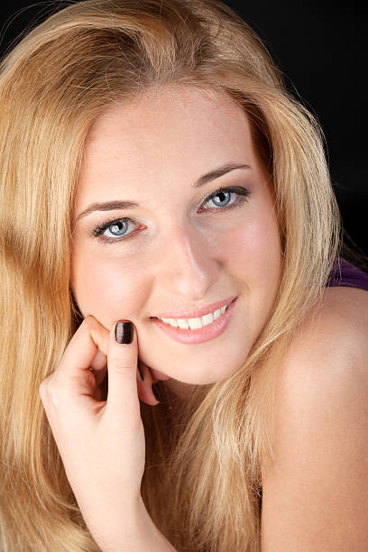 Retrato de la Rubia pelo largo blanco sonrisa con dientes - foto de stock