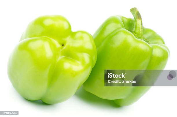 Verde Bell Peppers - Fotografias de stock e mais imagens de Alimentação Saudável - Alimentação Saudável, Caule de planta, Comida