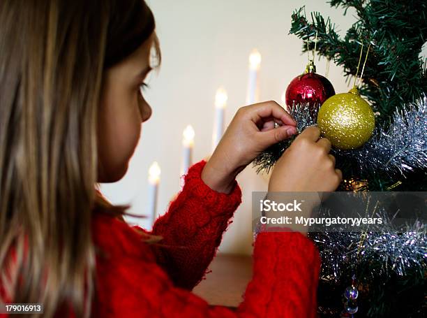 Decorando A Árvore De Natal - Fotografias de stock e mais imagens de Alegria - Alegria, Artificial, Bola de Árvore de Natal