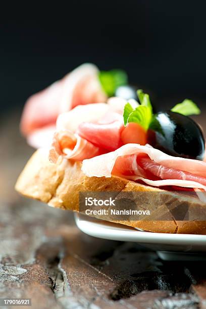 As Sanduíches Com Prosciutto Azeitona No Prato Vertical - Fotografias de stock e mais imagens de Almoço
