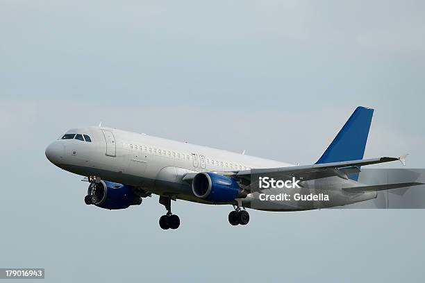 Airliner Landing On Final Approach — стоковые фотографии и другие картинки Аэропорт - Аэропорт, Бизнес, Ветер