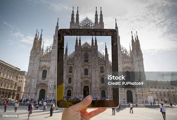 Nehmen Bild Mit Digitalen Tablet In Mailand Stockfoto und mehr Bilder von Architektur - Architektur, Arrangieren, Aussicht genießen