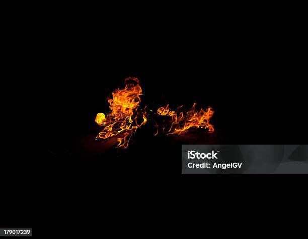 Pożar - zdjęcia stockowe i więcej obrazów Ciemny - Ciemny, Czarny kolor, Czerwony