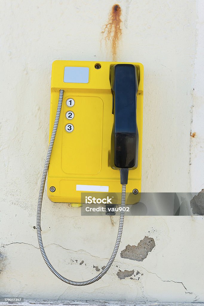 Телефон набора, установленным на ветхую стена - Стоковые фото Стена роялти-фри