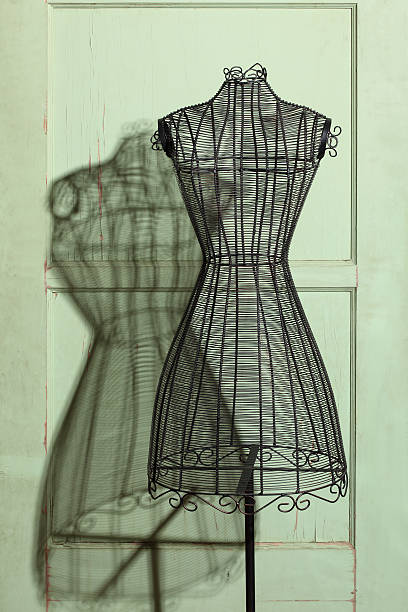 forma di abito vintage filo - dress mannequin form old fashioned foto e immagini stock