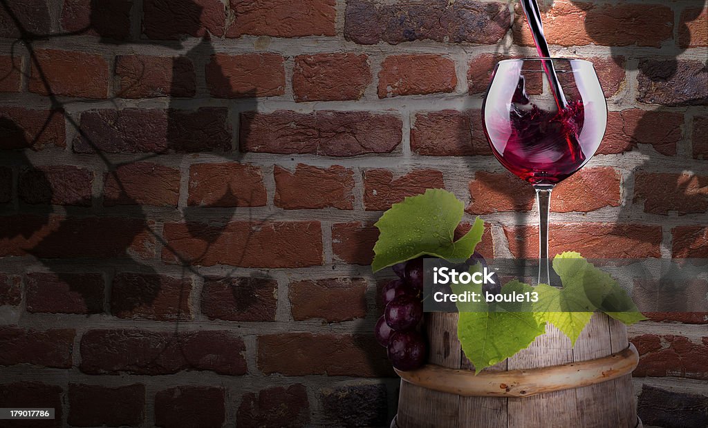 Uvas y vino, sacacorchos vidrio en un cilindro de madera vintage - Foto de stock de Abstracto libre de derechos