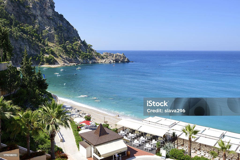 Spiaggia dell'hotel di lusso, Fethiye Turchia - Foto stock royalty-free di Abete